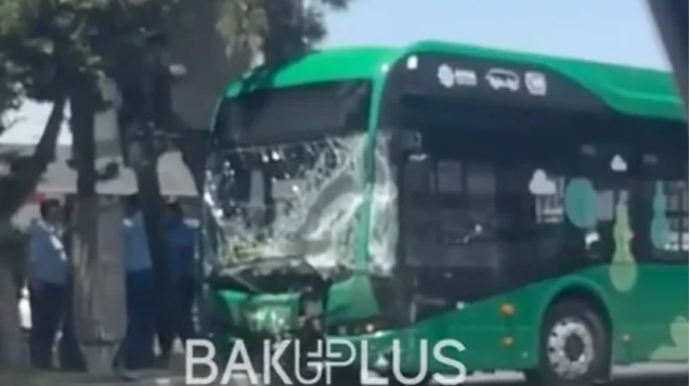 “Bakubus” avtobusu qəzaya düşdü, yaralılar var - VİDEO