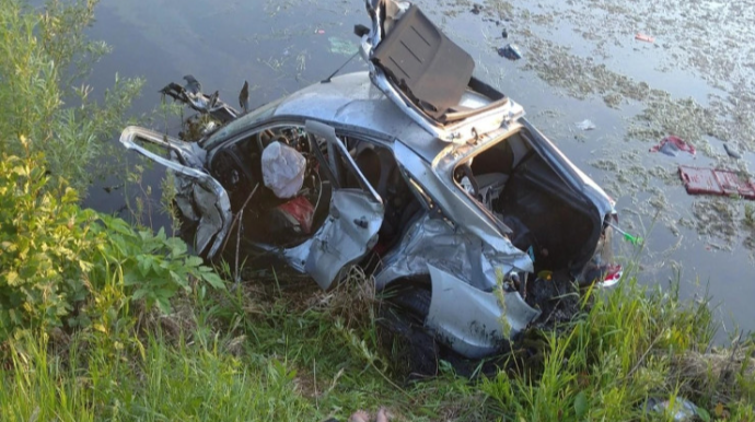 Avtomobil çaya düşdü, ölən var