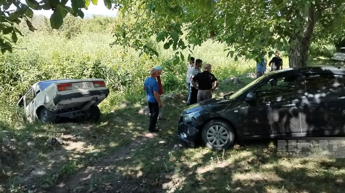 Oğuzda 3 avtomobil toqquşub, biri kanala aşıb   - FOTO