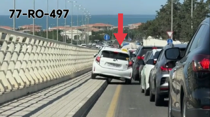 Taksi sürücüsü qabağa düşmək üçün maşını səkiyə çıxardı - VİDEO