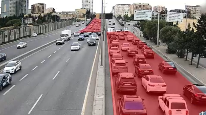 Ara məsafəsi saxlamayan sürücü qəzadan yayınarkən qəzaya düşdü - REAL VİDEO  