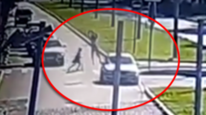 “BMW” azyaşlını “zebra”da vurdu; 13 yaşlı oğlan dünyasını dəyişdi - VİDEO