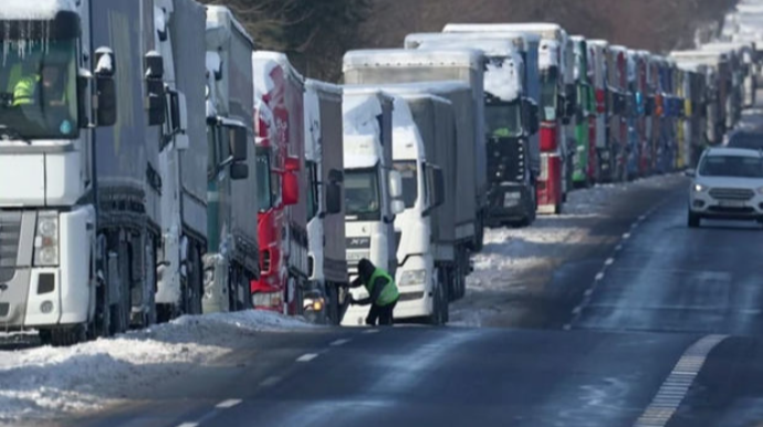 Polşalı fermerlər keçid məntəqəsində Ukrayna yük maşınlarına hücum edib  - VİDEO