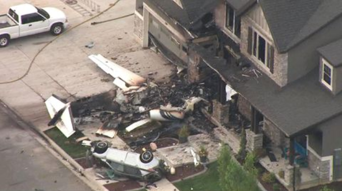 Təyyarə yaşayış evinə çırpıldı;  3 ölü, 1 yaralı  - FOTO + VİDEO