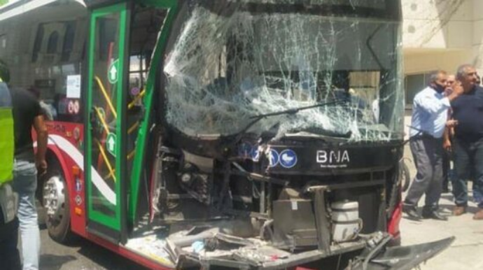 Bakıda avtomobil avtobusa çırpılıb, xəsarət alan var 