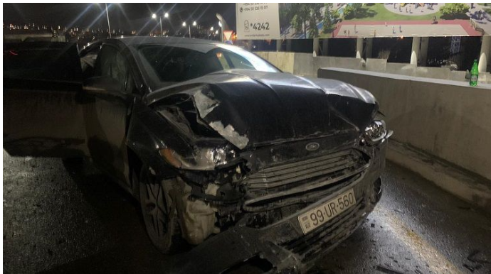 Bakıda buzda sürüşən "Ford" "Mercedes"ə dəydi,  sonra isə...  - FOTO