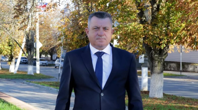 Vəzifəli şəxs içkili halda xidməti avtomobili ilə qəza törətdi - Rusiyada 