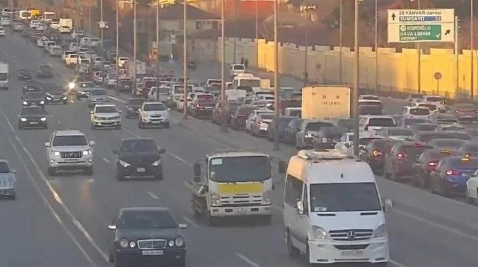 Paytaxtın bəzi küçələrində sıxlıq müşahidə olunur - SİYAHI 