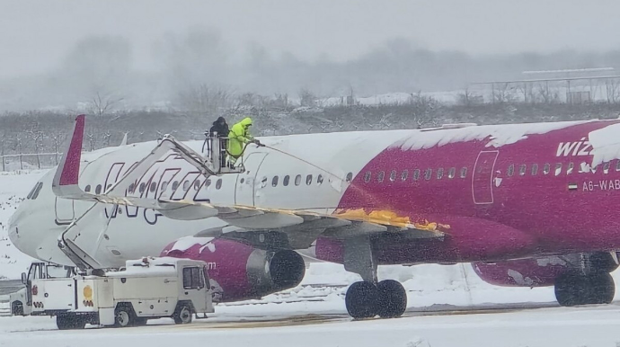 Güclü qar səbəbindən Batumi aeroportunda 8 aviareys təxirə salınıb 