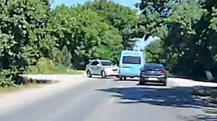 Yola baxmadan çıxan sürücü özü ilə yanaşı 2 sürücünü ölümlə üz-üzə qoydu - VİDEO