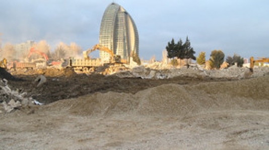 Bakıda sökülən "Araz" hotelinin yerində yeni yol salınır - VİDEO