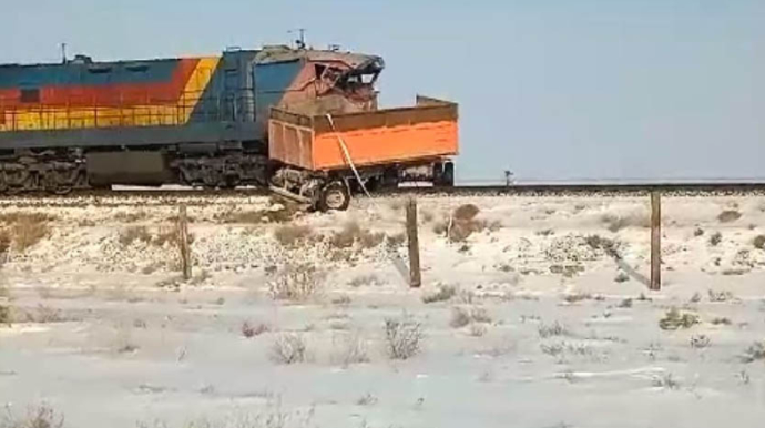 В Казахстане на железнодорожном переезде произошло столкновение поезда с грузовиком 