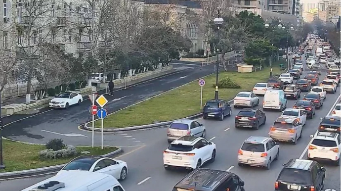 Bakının bir sıra yollarında nəqliyyatın sıxlığı yarandı 