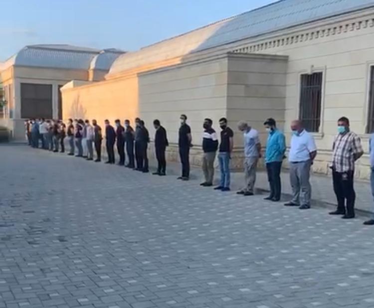 Məşhur meyxanaçının dəfninə qatılanlar cəzalandırıldı - FOTO