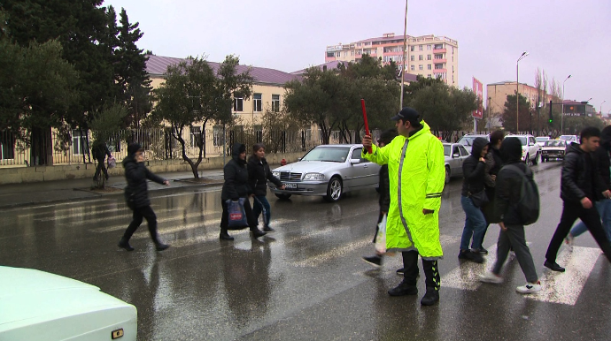 Abşeronda yol polisi keçiddən keçməyən piyadaları cərimələdi - FOTO - VİDEO 