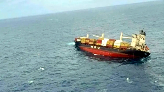 Hindistan sahillərində təhlükəli yük daşıyan konteyner gəmisi batdı - VİDEO