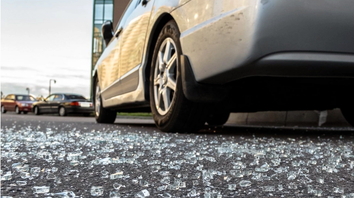 В Баку автомобиль въехал в здание спортзала, водитель скончался 