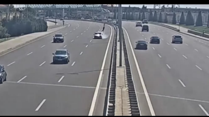 Aeroport yolunu qaçaraq keçməyə çalışan piyadanı MAŞIN VURDU – ANBAAN VİDEO