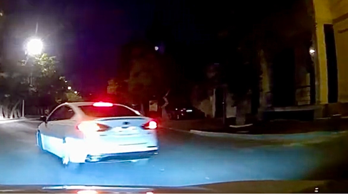 Gecə vaxtı ruh kimi yolayrıcına girən sürücü qəza şəraiti yaratdı  - VİDEO