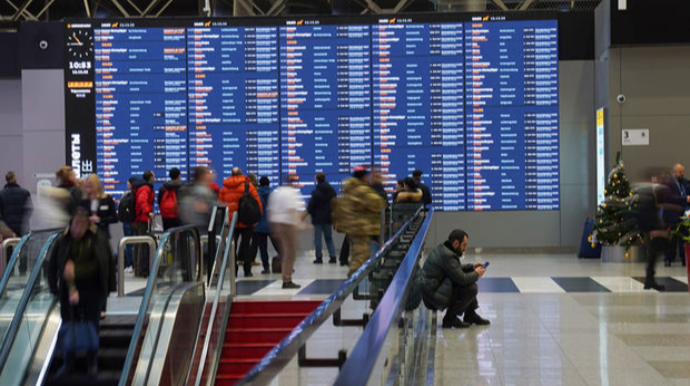 Moskva aeroportlarında uçuşlar kütləvi şəkildə təxirə salınıb 