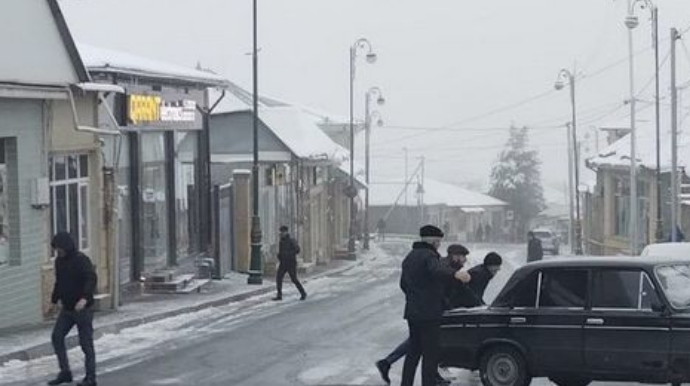 В Огузе из-за гололеда ограничено движение на дорогах  - ФОТО