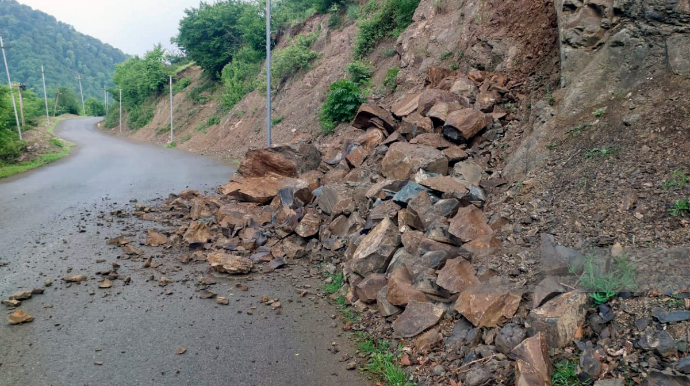 Astarada uçqun baş verib, qaya parçaları yola tökülüb - VİDEO