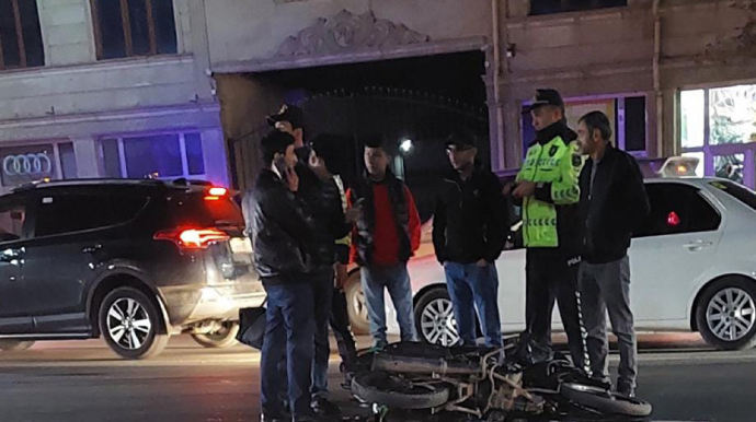 Gəncədə minik maşını motosikletlə toqquşub - FOTO