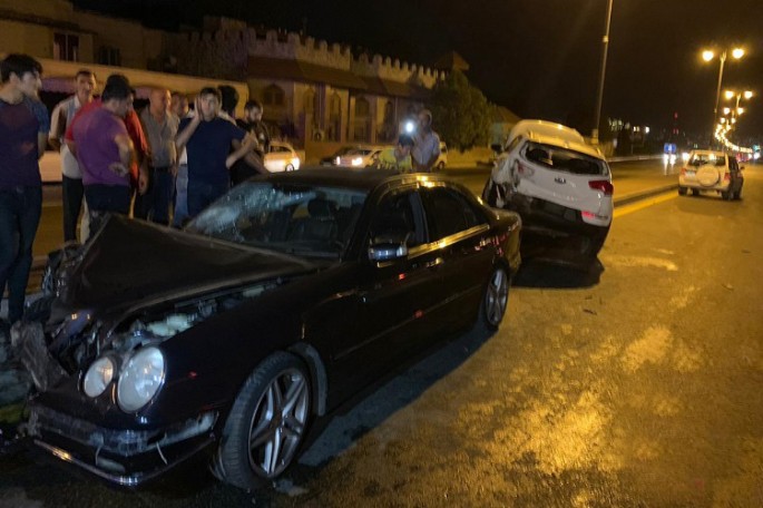 Xətaidə iki avtomobil toqquşdu: xəsarət alan var - VİDEO