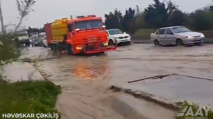 Yağışın yollarda səbəb olduğu fəsadlar aradan qaldırılır - VİDEO