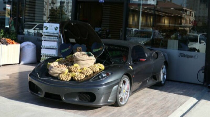 Reklam üçün “Ferrari”də qoz satdı - FOTO 