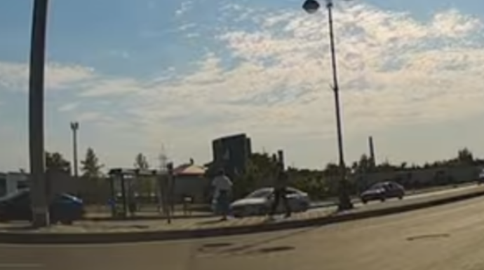 Yol polisi özünü və başqalarını təhlükəyə atan piyadanı belə SAXLADI - VİDEO 