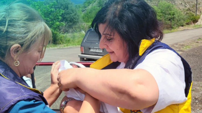 Kəlbəcərdə körpə təcili yardım maşınında dünyaya gəldi - FOTO