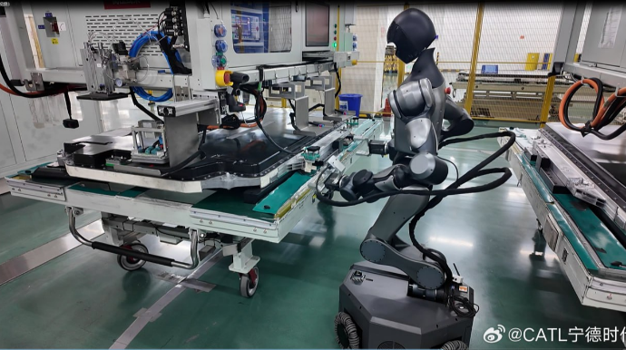 Elektromobil batareyalarını robotlar daha keyfiyyətlə yığır - FOTO