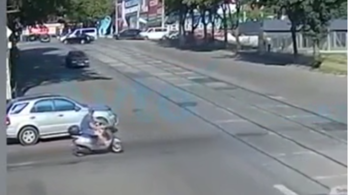 Səbrsiz moped sürücüsü ilə avtomobil toqquşdu;qəza anbaan kameraya düşdü   - VİDEO