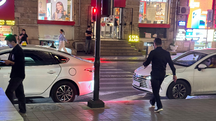 Sürücü maşını “28 Mall”un qarşısındakı piyada keçidinin üstündə park etdi - FOTO 