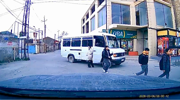Binədə sürücüdən təhlükəli hərəkət –  Məktəbliləri yolun ortasında düşürdü  - VİDEO