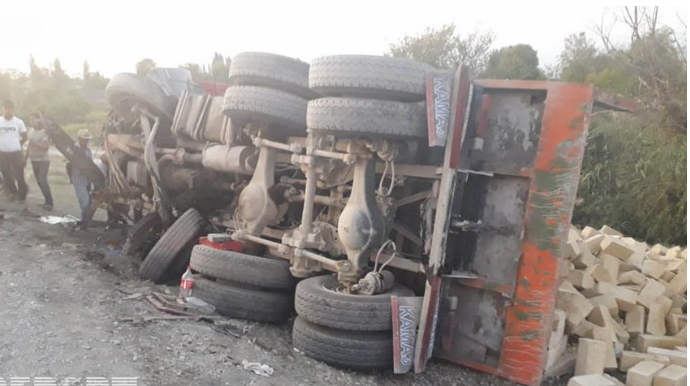 Bakı-Qazax yolunda “KamAZ” aşıb