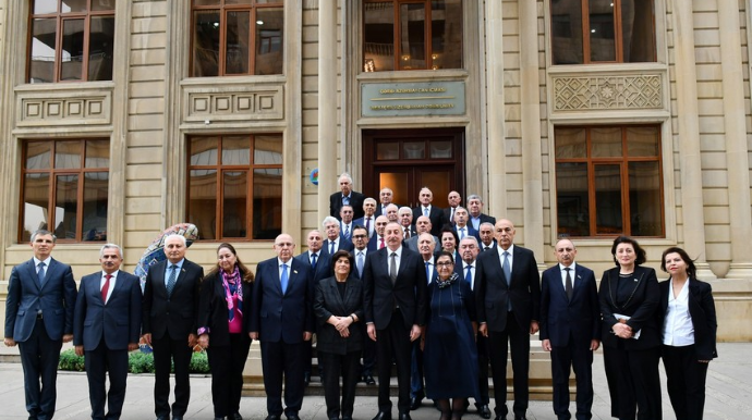 Prezident Qərbi Azərbaycan İcmasının inzibati binasında yaradılan şəraitlə tanış oldu  - FOTO