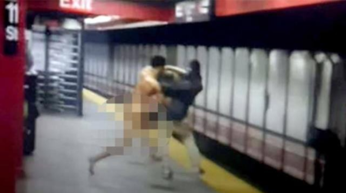 Metroda çılpaq rəqs etməsi ölümünə səbəb oldu  - VİDEO