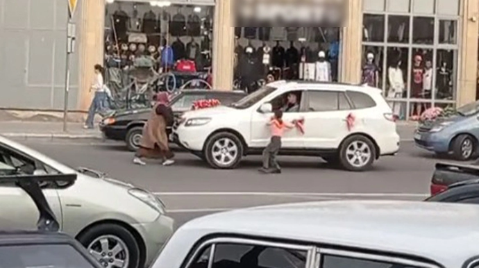 Toy karvanında sürücü avtomobili yolu kəsən qaraçının üzərinə sürdü - VİDEO  - YENİLƏNİB