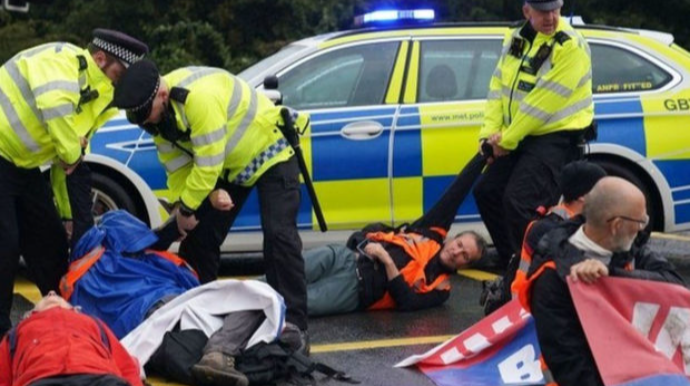 Londonda etirazçılar özlərini yerə yapışdırdılar  - FOTO