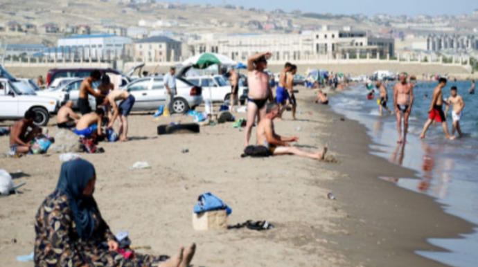 Maşınla dənizə girib, istirahətə gələnlərə təhlükə yaratmaq “trend” olub? - Yol polisi HƏRƏKƏTƏ KEÇDİ - FOTO