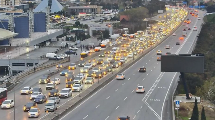 "20 Yanvar" metro stansiyası istiqamətində nəqliyyatın sıxlığı yarandı 