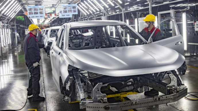 Tramp avtomobil istehsalçılarının rüsumlarına yenidən baxacaq 