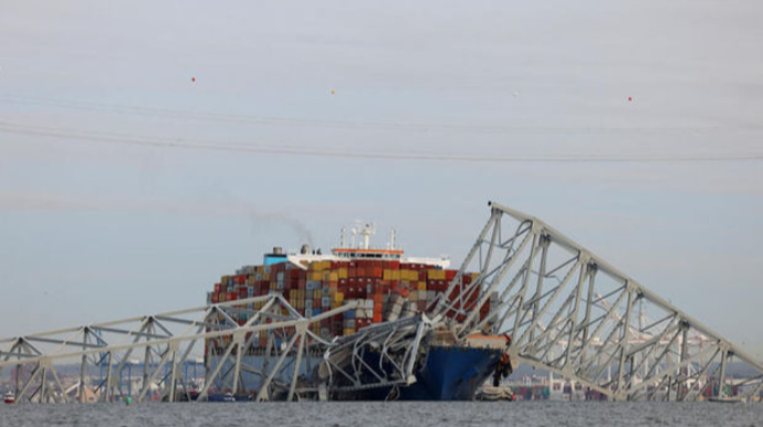 ABŞ-də uçan körpünün peykdən çəkilmiş şəkli yayılıb - FOTO 