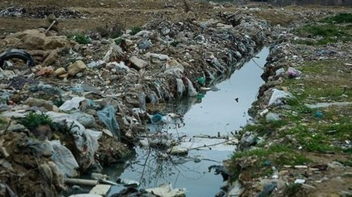 Ucar sakinlərinin bitməyən dərdi: Kanalizasiya xətti yoxdur, çirkab suları məhəllələrdə toplanır   - VİDEO