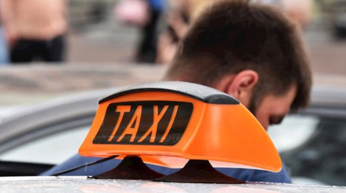 Xəstə anasının adı ilə taksi sürücüsünü aldatdı - Həbs olundu