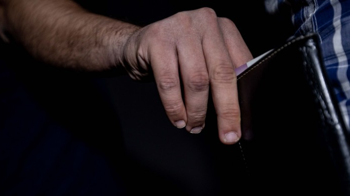 Bakı metrosunda cibgirlik edən şəxs saxlanılıb: "Bu, həyat tərzimdir"   - FOTO