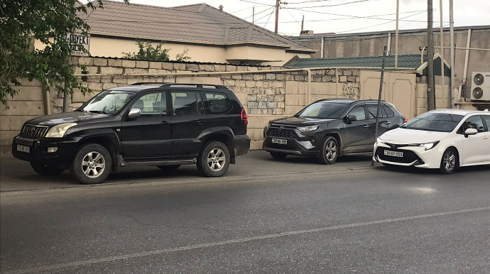 Eyni anda “dayanma-durma” qaydasını pozan avtomobillər  - FOTO