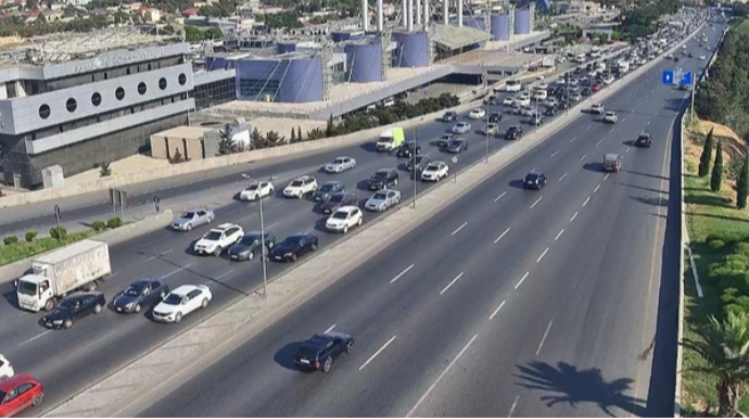 На каких улицах Баку 25 июня наблюдаются транспортные заторы? 